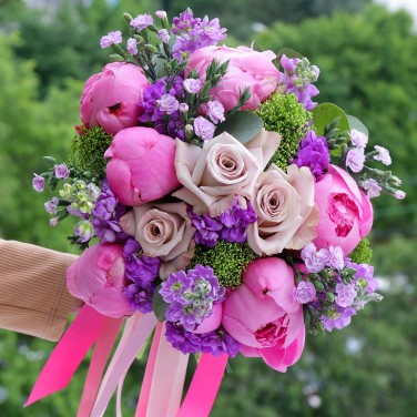 Букет невесты из пионов, маттиолы и зелени