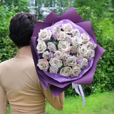 Букет из пудровых роз и маттиолы