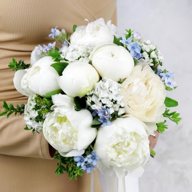 Букет невесты из белых пионов и оксипеталума