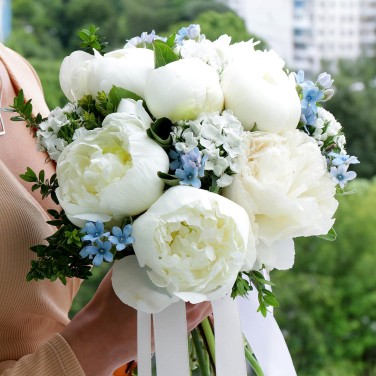 Букет невесты из белых пионов и оксипеталума