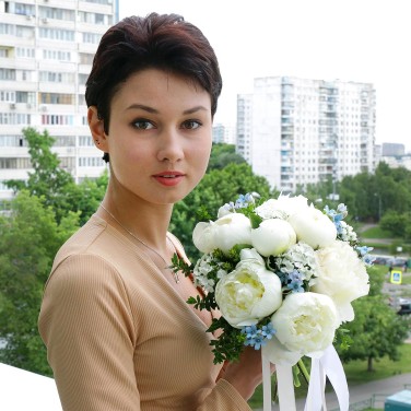 Букет невесты из белых пионов и оксипеталума