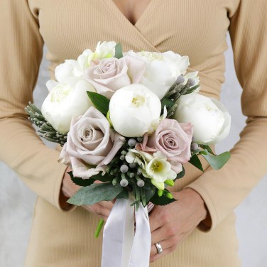 Свадебный букет из пионов, капса и пудровых роз