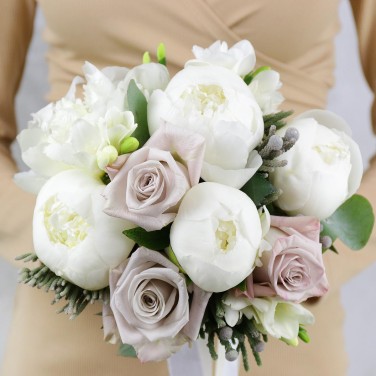 Свадебный букет из пионов, капса и пудровых роз