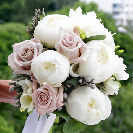 Свадебный букет из пионов, капса и пудровых роз