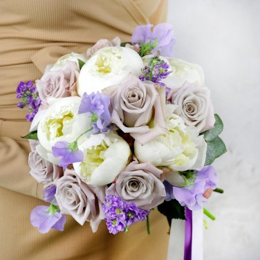 Букет невесты из пионов, маттиолы и латируса