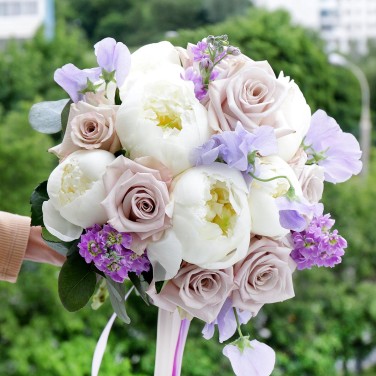 Букет невесты из пионов, маттиолы и латируса