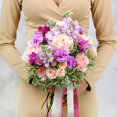 Букет невесты из маттиолы, пионовидных роз и фрезий