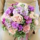 Букет невесты из маттиолы, пионовидных роз и фрезий