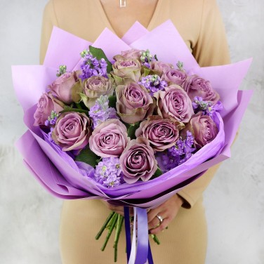 Сиреневый букет из роз и маттиолы