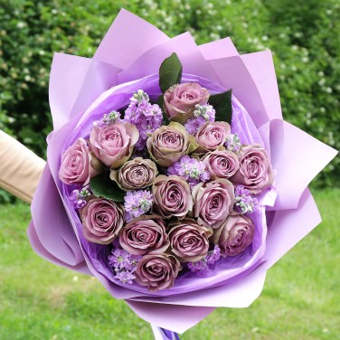 Сиреневый букет из роз и маттиолы