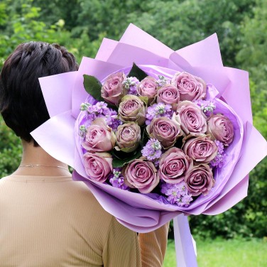 Сиреневый букет из роз и маттиолы