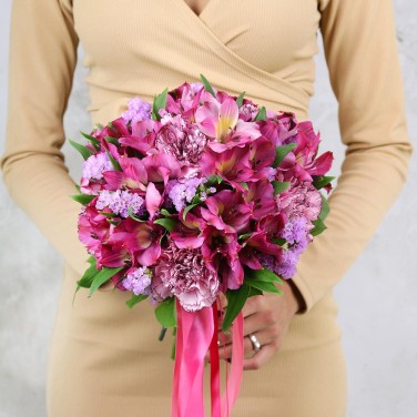 Малиновый букет невесты из статицы, альстромерии и гвоздики