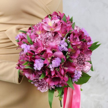 Малиновый букет невесты из статицы, альстромерии и гвоздики