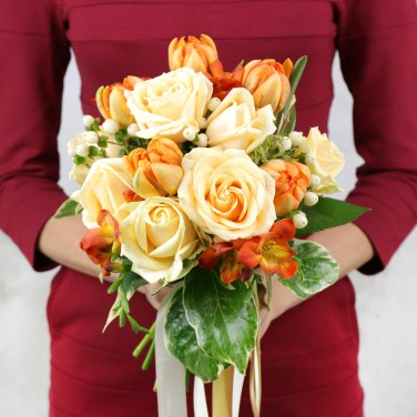 Букет невесты из пионовидных тюльпанов, роз и фрезий