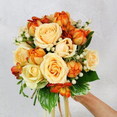 Букет невесты из пионовидных тюльпанов, роз и фрезий