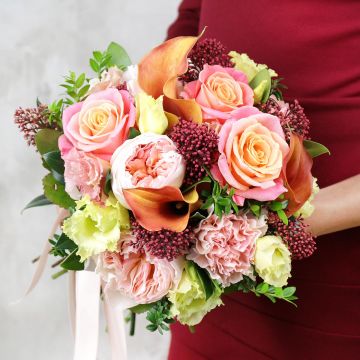Свадебный букет из роз, калл и скиммии