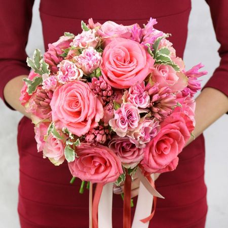 Круглый букет невесты из ярких роз, гиацинта и зелени