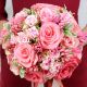Круглый букет невесты из ярких роз, гиацинта и зелени