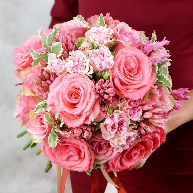 Круглый букет невесты из ярких роз, гиацинта и зелени