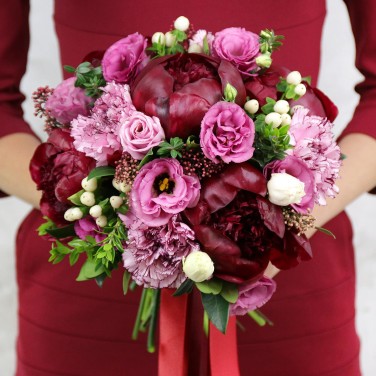 Букет невесты из пионов, эустомы и мирта