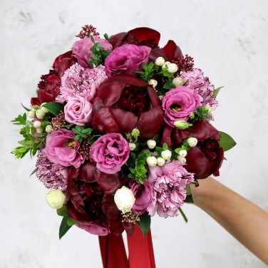 Букет невесты из пионов, эустомы и мирта