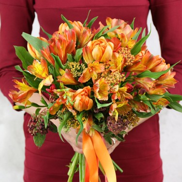 Букет невесты в оранжевых тонах из тюльпанов и альстромерии