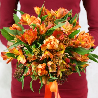 Букет невесты в оранжевых тонах из тюльпанов и альстромерии