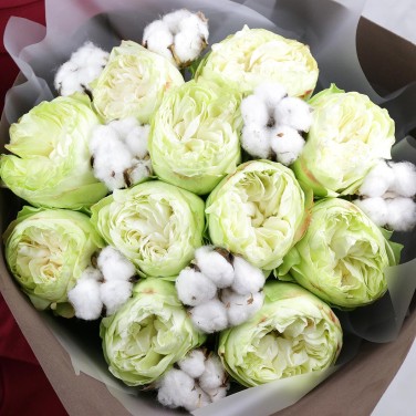 Букет из пионовидной розы и хлопка в оригинальной упаковке