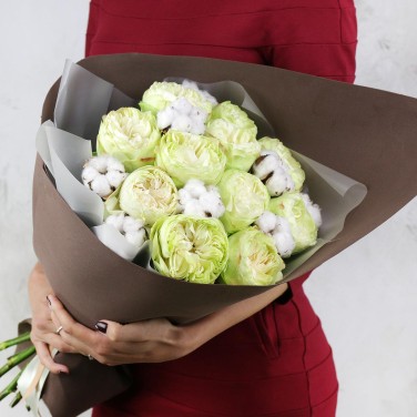 Букет из пионовидной розы и хлопка в оригинальной упаковке