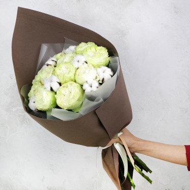 Букет из пионовидной розы и хлопка в оригинальной упаковке