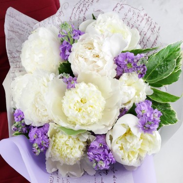Авторский букет из пионов и маттиолы