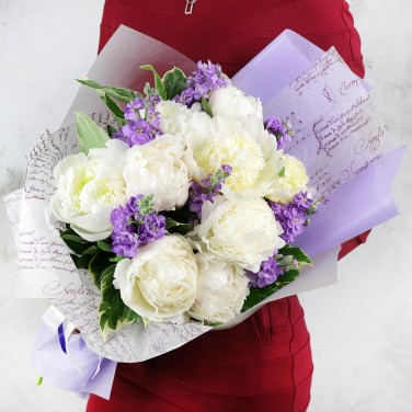 Авторский букет из пионов и маттиолы