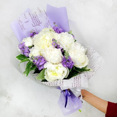 Авторский букет из пионов и маттиолы