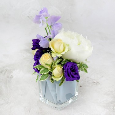 Небольшая композиция из пиона, латируса и эустомы