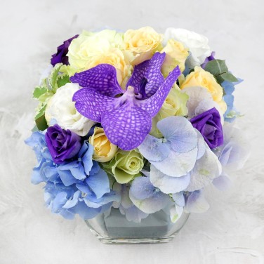 Композиция на стол из орхидеи, роз и эустомы