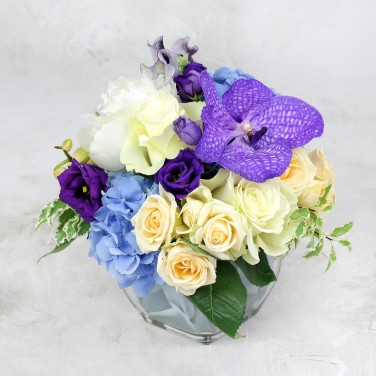 Композиция на стол из орхидеи, роз и эустомы