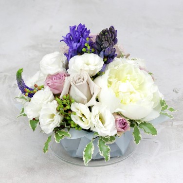 Композиция на праздничный стол из гиацинта, роз и зелени