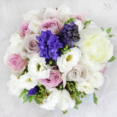 Композиция на праздничный стол из гиацинта, роз и зелени