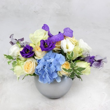 Композиция на праздничный стол из гортензии и орхидеи