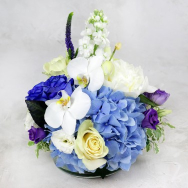 Небольшая композиция на стол из пионов, вероники и гортензии