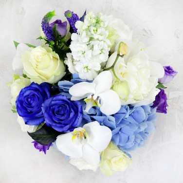 Небольшая композиция на стол из пионов, вероники и гортензии