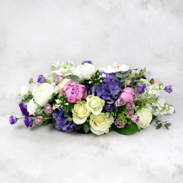 Композиция на стол из роз, гортензии и эустомы