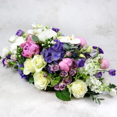 Композиция на стол из роз, гортензии и эустомы