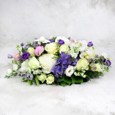 Композиция на стол из роз, гортензии и эустомы