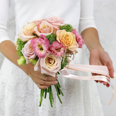 Свадебный букет из персиковых роз и зелени