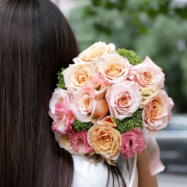 Свадебный букет из персиковых роз и зелени