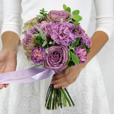 Сиреневый букет из роз и гвоздик