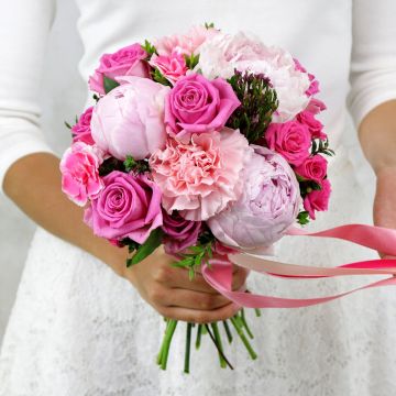 Розовый букет невесты из пионов, гвоздик и роз