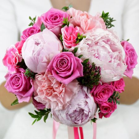 Розовый букет невесты из пионов, гвоздик и роз