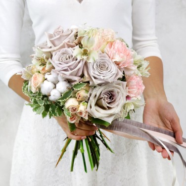 Свадебный букет из пудровых роз, хлопка и гвоздик